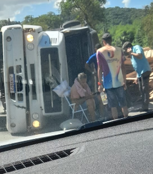 Idoso fica ferido após carreta tombar na Ladeira do Catolé, em Satuba
