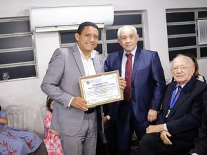 Prefeito Júlio Cezar recebe comenda da Câmara de Vereadores de Palmeira dos Índios