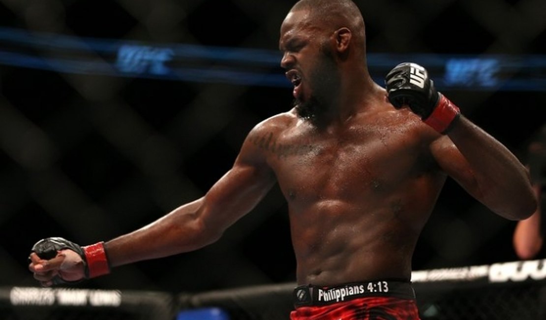 Jon Jones vence em sua volta ao UFC, mas 'recusa' o cinturão interino