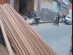 Trabalhador cai da carroceria de caminhão e é atingido por pedaço de madeira