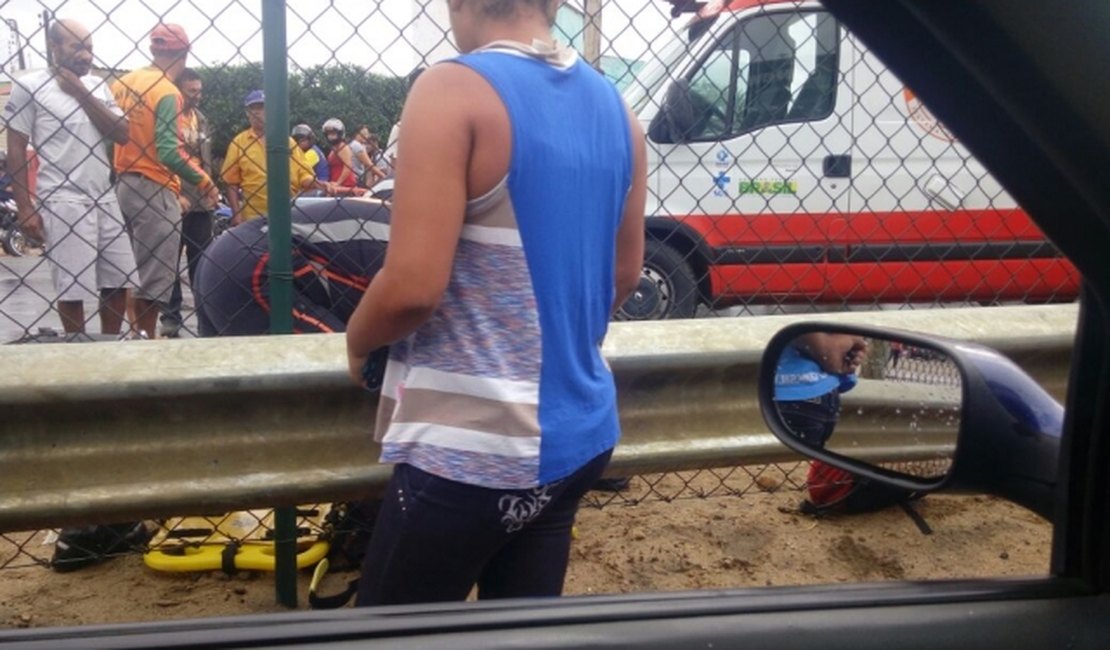 Motorista desvia de ônibus para evitar acidente mas bate em muro de proteção