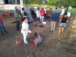 Duas pessoas ficam feridas em capotamento de carro em Ibateguara