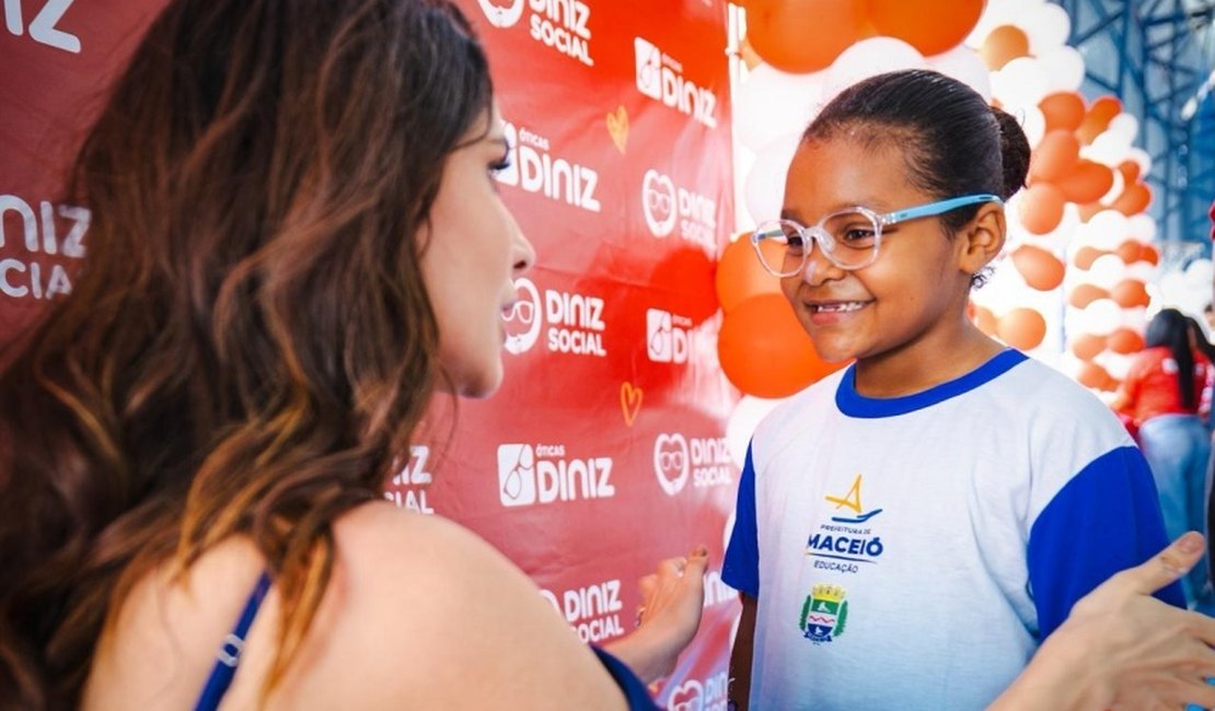 Prefeitura de Maceió entrega óculos de grau para alunos da rede municipal