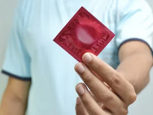 Anvisa suspende venda de lotes de preservativos após falha. Veja quais