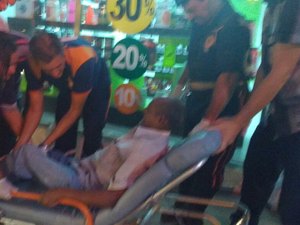 Acidente entre bicicleta e pedestres deixa duas pessoas feridas