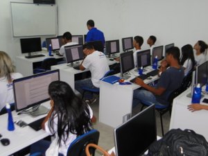 Jovens do projeto 'Recomeçar' se formam e ganham vaga de emprego em Arapiraca