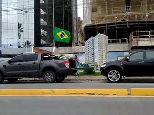 Carreata de empresários na orla de Maceió pede isolamento vertical