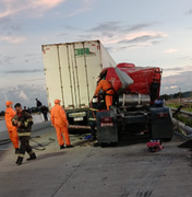 Colisão entre carretas deixa preso às ferragens na BR-101, em São Miguel dos Campos