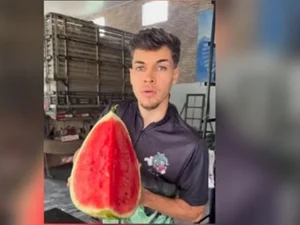 'Galã da melancia' viraliza na web ao mostrar fruta e ganhar elogios