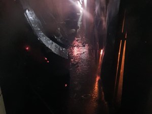 Padaria pega fogo e família que dormia nos fundos do prédio é resgatada