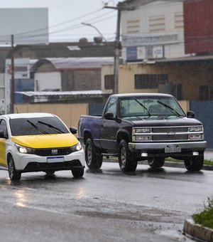 Detran Alagoas alerta motoristas sobre riscos e cuidados ao dirigir em dias de chuva