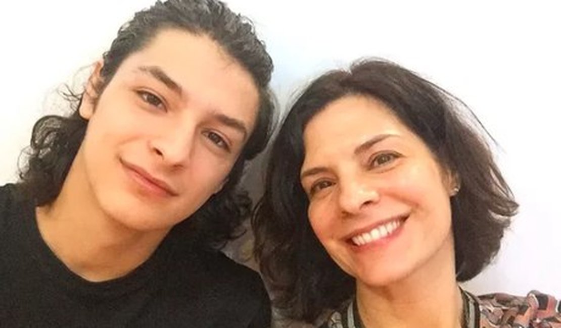 Filho de Helena Ranaldi chama atenção por semelhança com a mãe
