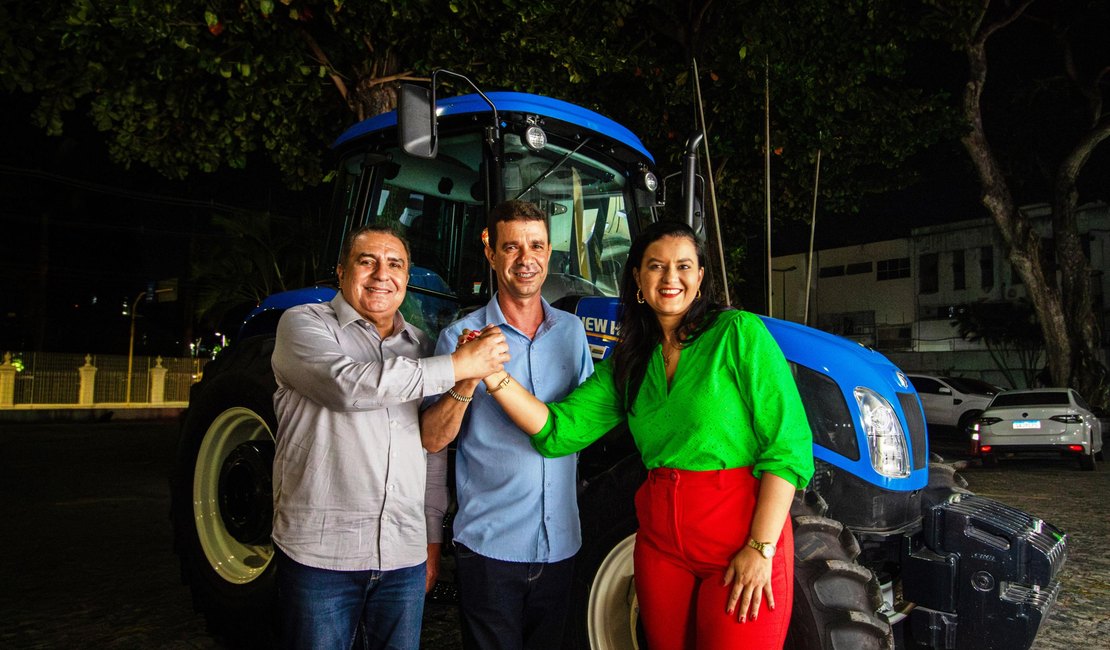 Governador Paulo Dantas entrega trator para atender agricultores familiares em Pariconha