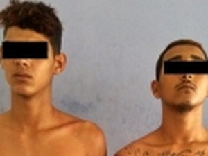 Menores são apreendidos com arma e moto roubada
