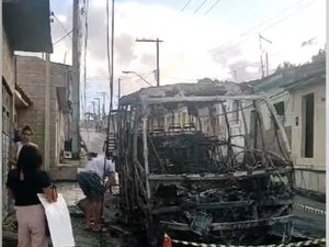 Micro-ônibus pega fogo e fica completamente destruído em Rio Largo