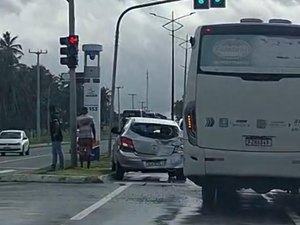 Colisão envolvendo ônibus e carros complica trânsito no Pontal da Barra