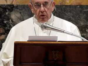 Papa Francisco compara a Hitler políticos que atacam homossexuais, judeus e ciganos