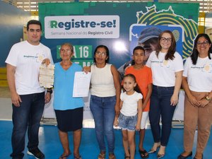 Idosa obtém 2ª via de certidão após 44 anos do casamento no Agreste