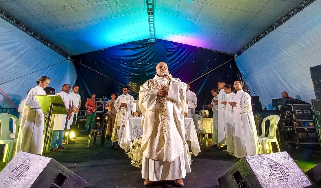 Primeira noite da Romaria de Frei Damião reúne fiéis com missa e show do Frei Sílvio