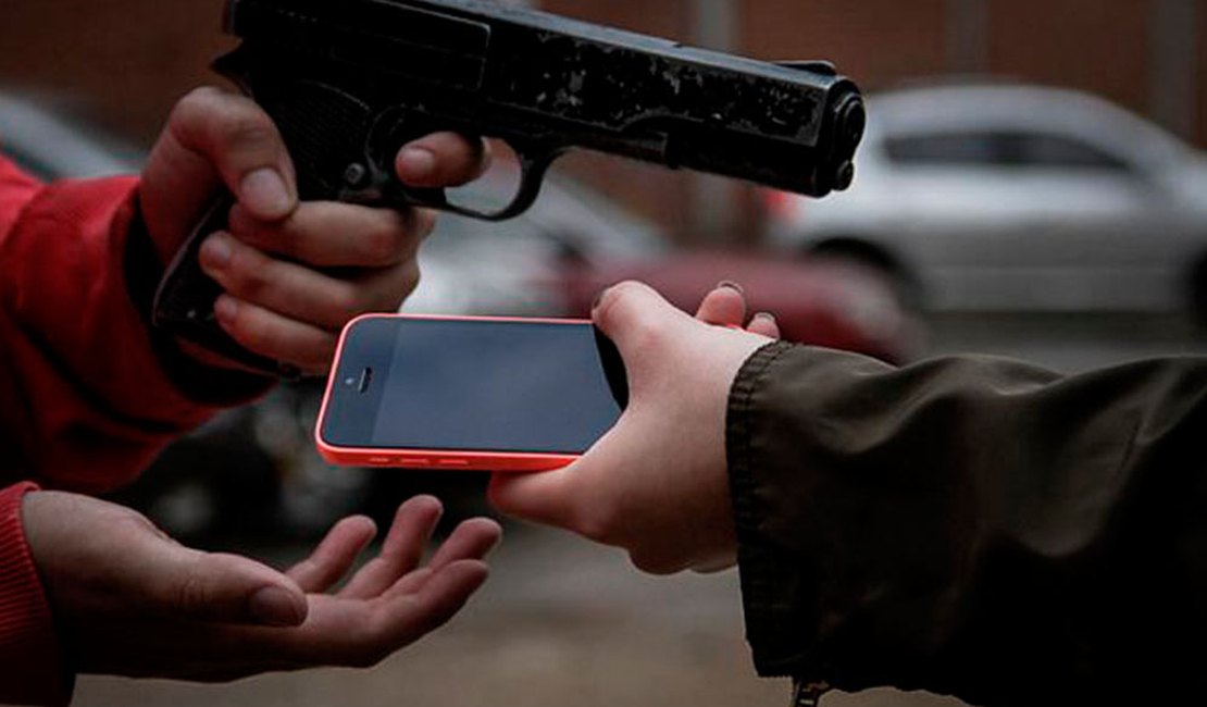 Duas vítimas têm os celulares roubados em bairros distintos de Arapiraca