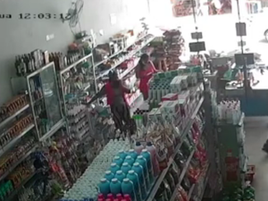 [Vídeo] Mulheres são flagradas furtando celular e produtos em supermercado