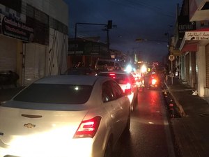 Após chuva, ruas ficam sem energia e congestionadas em Arapiraca