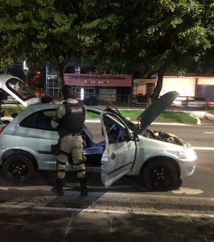 Dupla é presa com bebida e arma de fogo dentro de carro na Av. Fernandes Lima