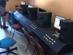 PM fecha cassino clandestino que funcionava em posto de combustíveis na BR-104