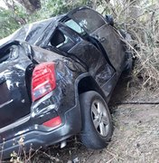 Carro colide em árvore e deixa duas pessoas feridas em Coruripe