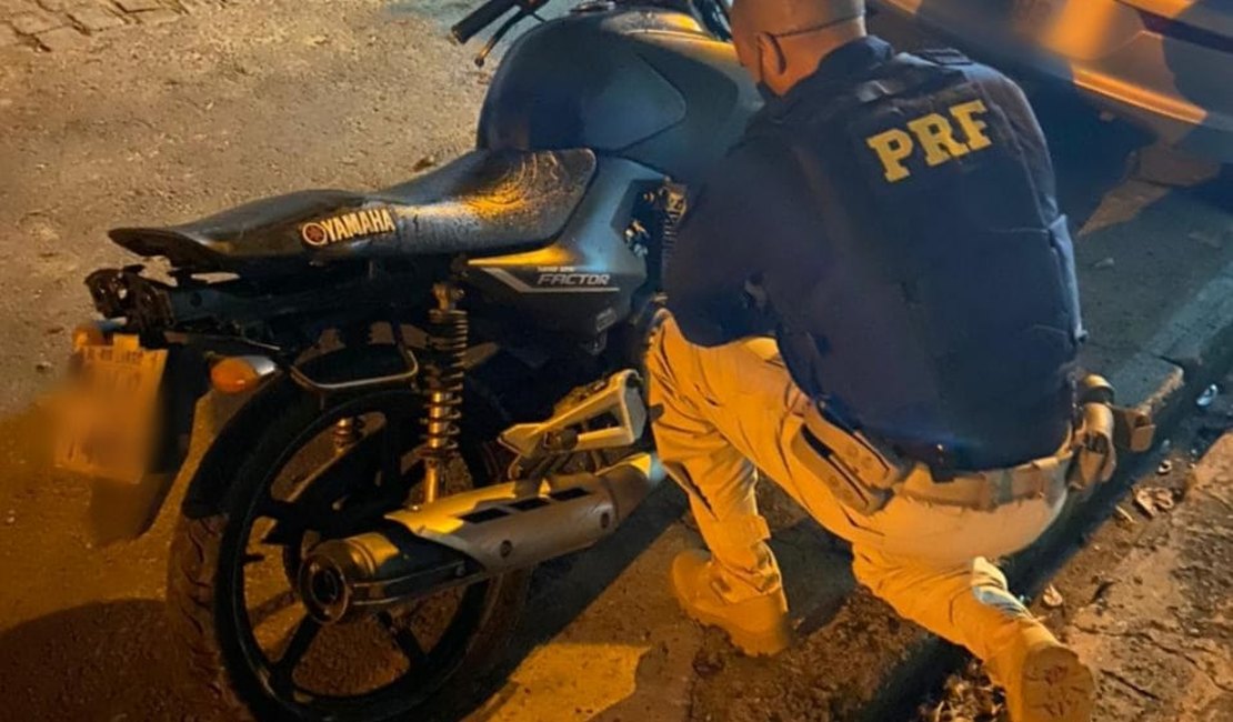 PRF recupera moto roubada e prende homem por crime de receptação