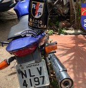 Motocicleta com queixa de roubo é encontrada em plantação de macaxeira, em Arapiraca