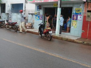 Criminosos invadem farmácia e roubam dinheiro de correspondente bancário