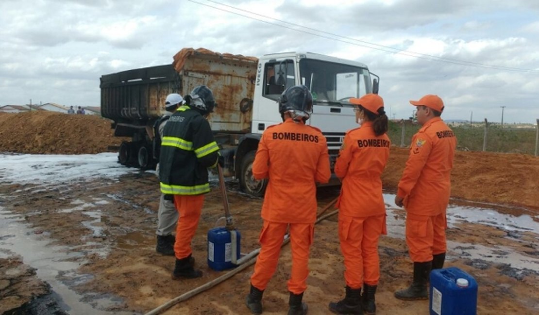 Motorista de caçamba recebe descarga elétrica ao sair da boleia do veículo, no Agreste