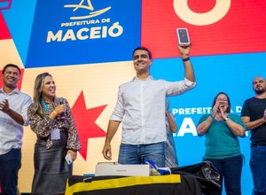 Prefeitura de Maceió entrega computadores e celulares para profissionais da educação