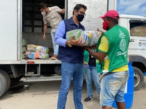 Projeto Carroceiro Legal: Prefeitura entrega 80 cestas básicas em Ecoponto da Pajuçara