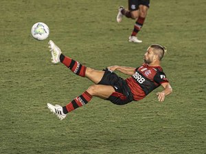 Santos tem dois gols anulados pelo VAR e perde do Flamengo