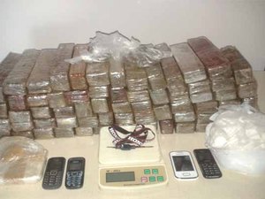 Operação policial apreende 30 kg de drogas