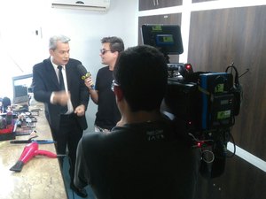 Repórter Vesgo do Programa Pânico entrevista Sikeira Júnior em Maceió