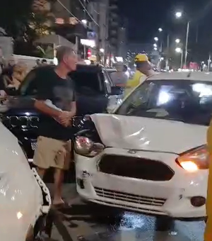 [Vídeo] Motorista embriagada provoca acidente e tumulto perto de roda gigante na orla de Maceió