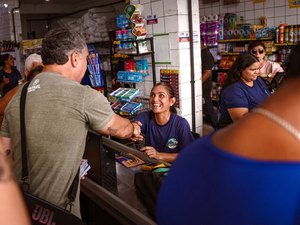 Durante caminhada no Jacintinho, Rafael Brito destaca impacto econômico do Escola 10 e Pé-de-Meia no comércio local