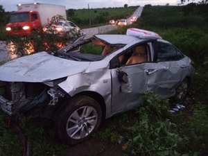 Carro com turistas sergipanos sai da pista e capota na AL-115, no Agreste