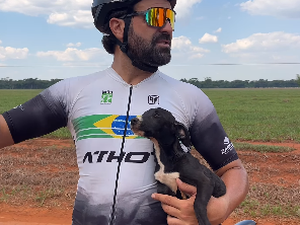 Ciclista resgata cãozinho com sede em estrada de Goiás e viraliza