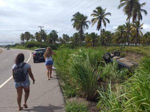Motorista perde o controle da direção e capota em trecho da AL-101 Sul