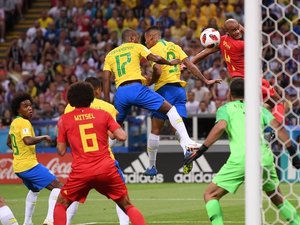 Brasil sofre gol contra, esbarra no goleiro Courtois e é eliminado pela Bélgica 