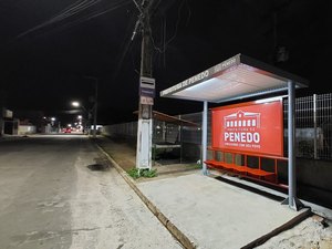 ﻿Superintendência instala iluminação nos novos abrigos da zona urbana de Penedo