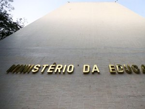 Como o atraso do Governo Federal na compra de livros pode afetar AL