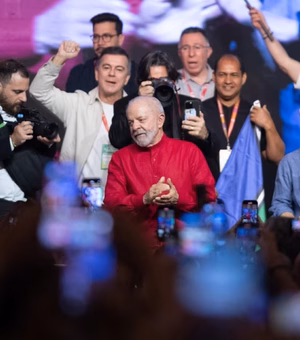 Lula diz que EUA 'ajudaram a dar golpe' no Brasil e volta a defender substituição do dólar