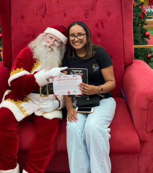 Jovem escritora arapiraquense conquista Papai Noel com suas obras literárias