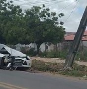 [Vídeo] Carro colide em poste na rodovia AL 115 em Arapiraca