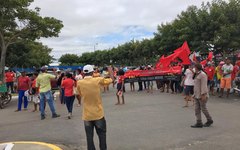 Trabalhadores protestam em frente ao prédio da Prefeitura